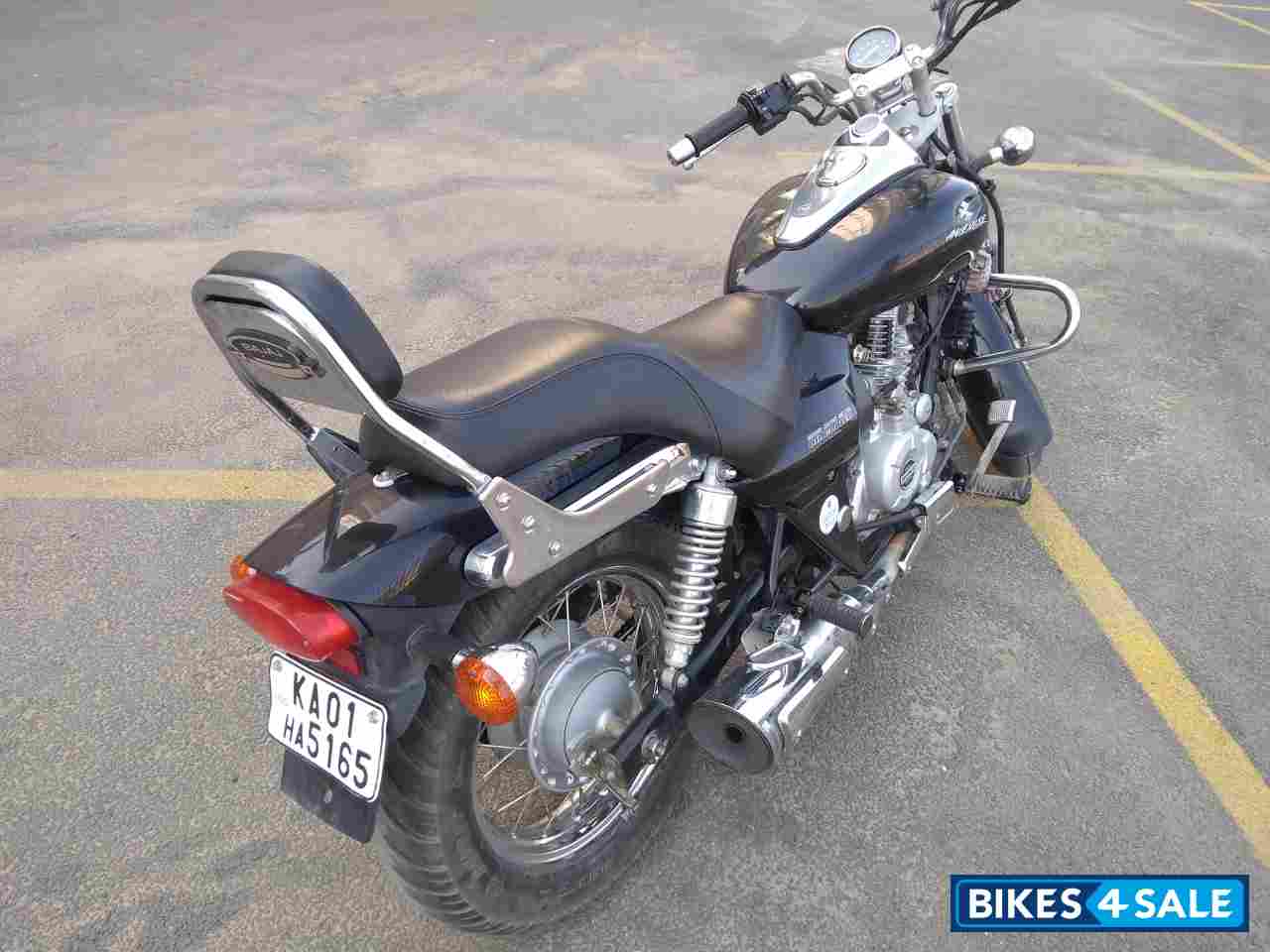 Black Bajaj Avenger 220 DTS-i