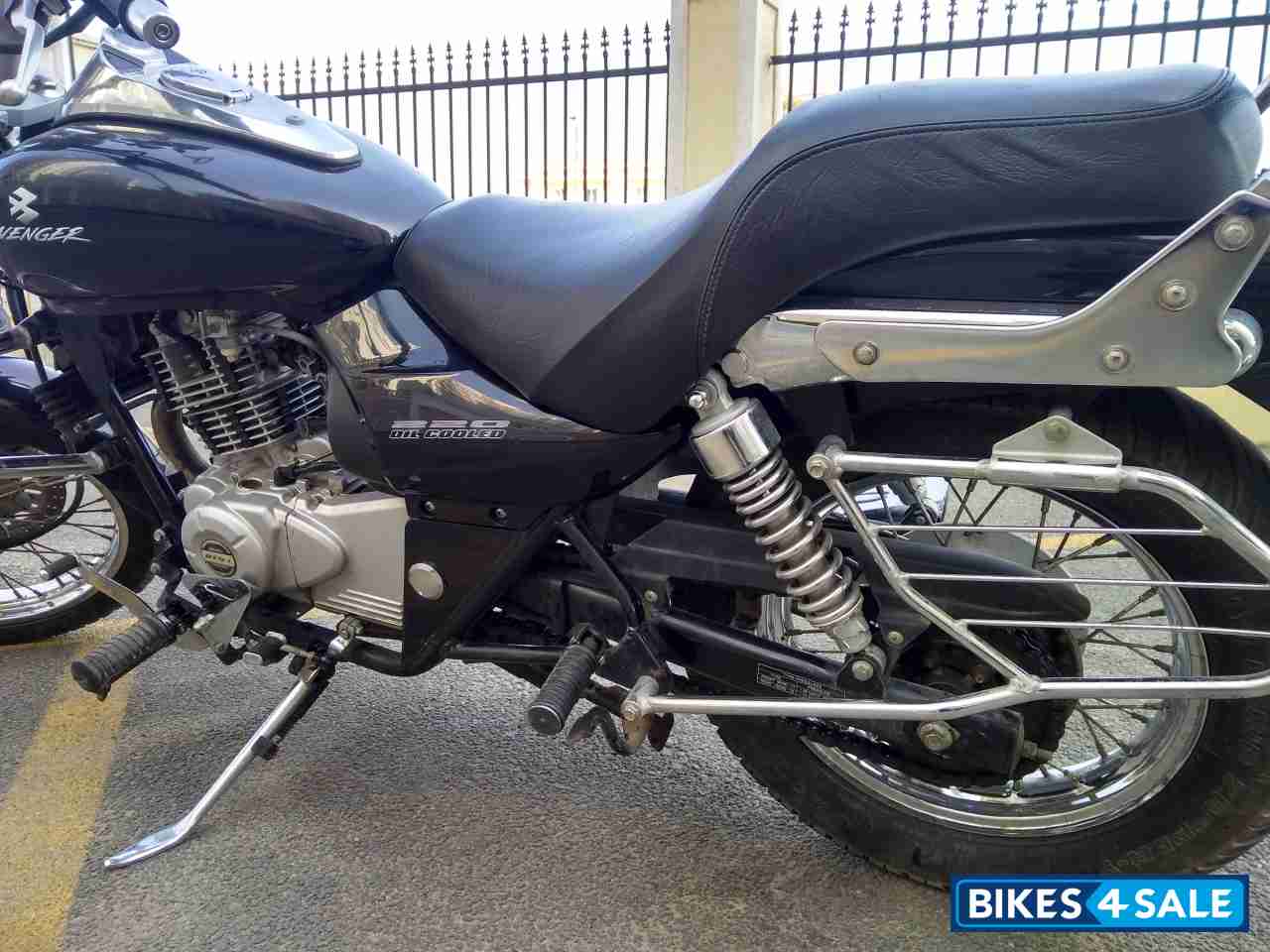 Black Bajaj Avenger 220 DTS-i