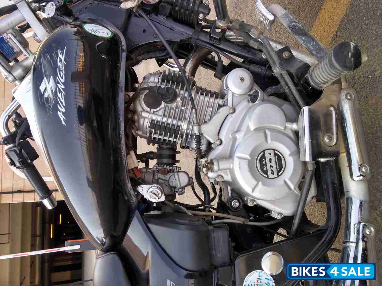 Black Bajaj Avenger 220 DTS-i