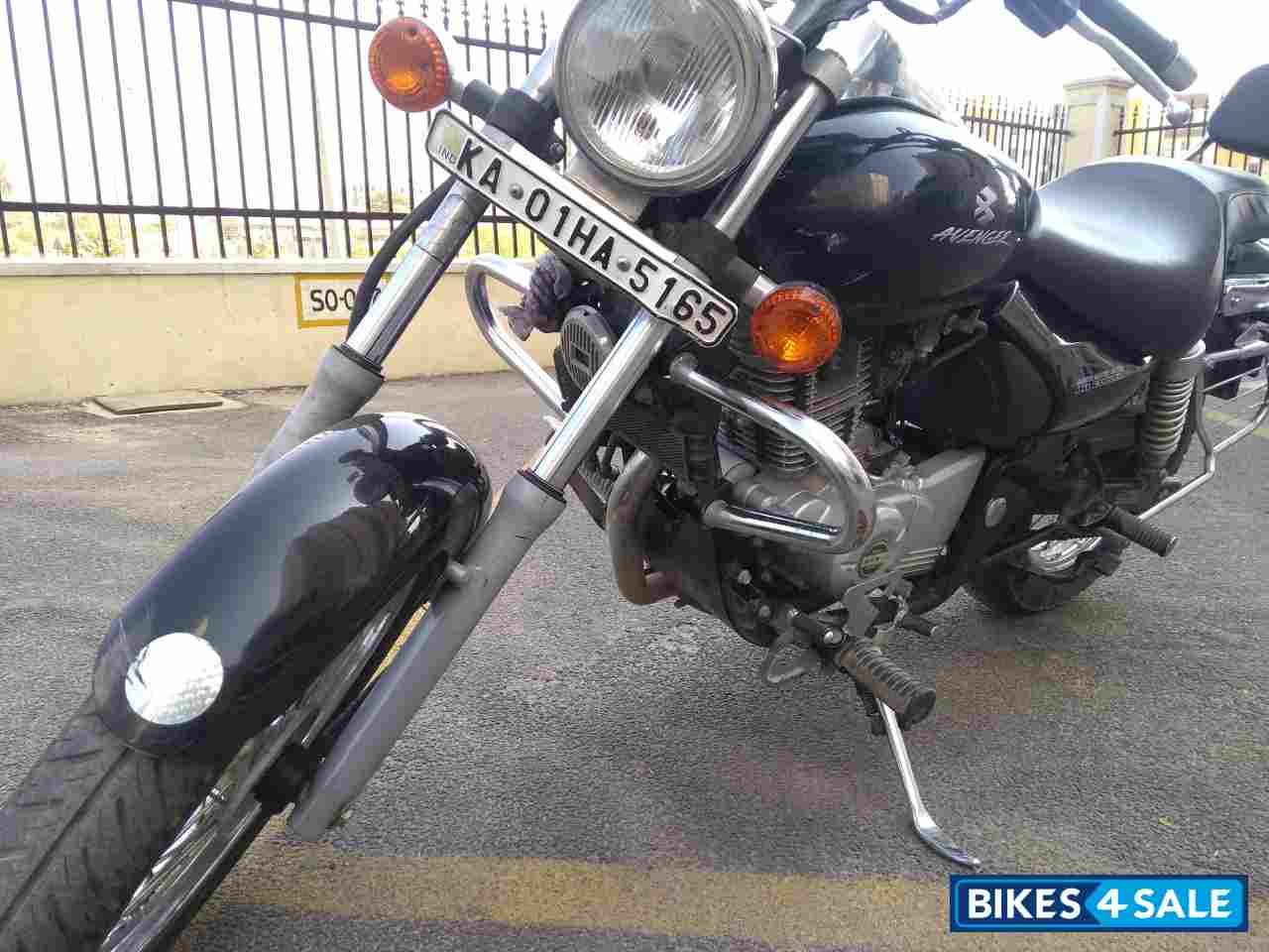 Black Bajaj Avenger 220 DTS-i