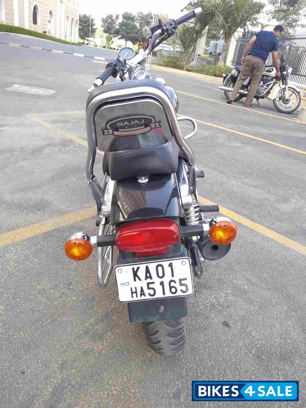 Black Bajaj Avenger 220 DTS-i