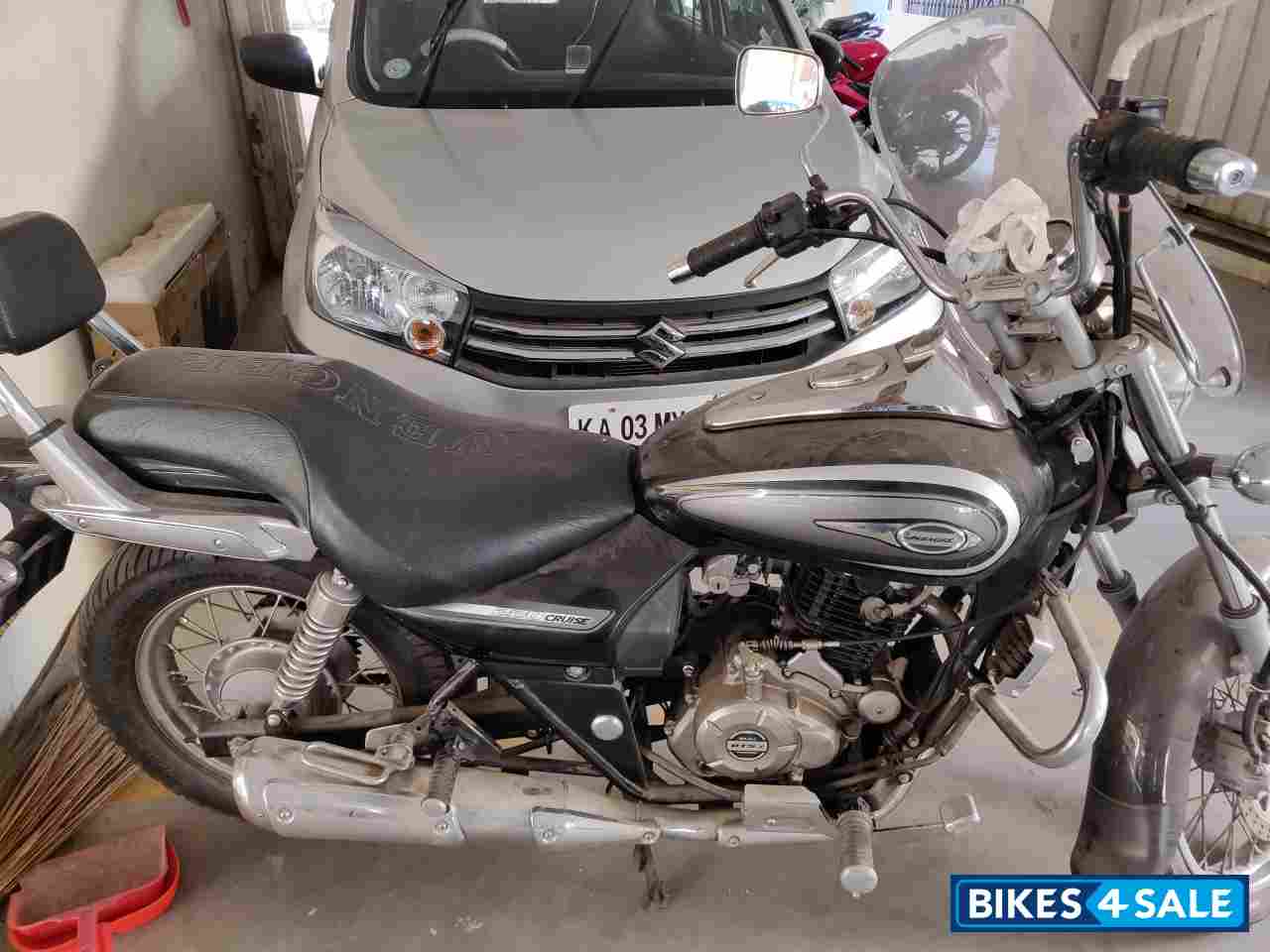 Black Bajaj Avenger Cruise 220