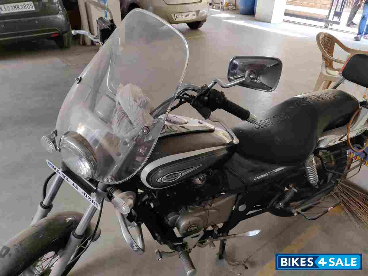 Black Bajaj Avenger Cruise 220