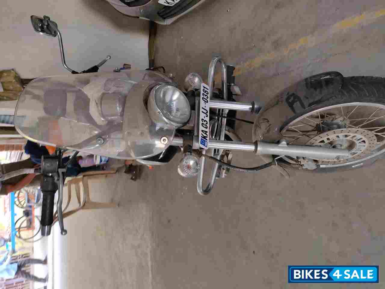 Black Bajaj Avenger Cruise 220