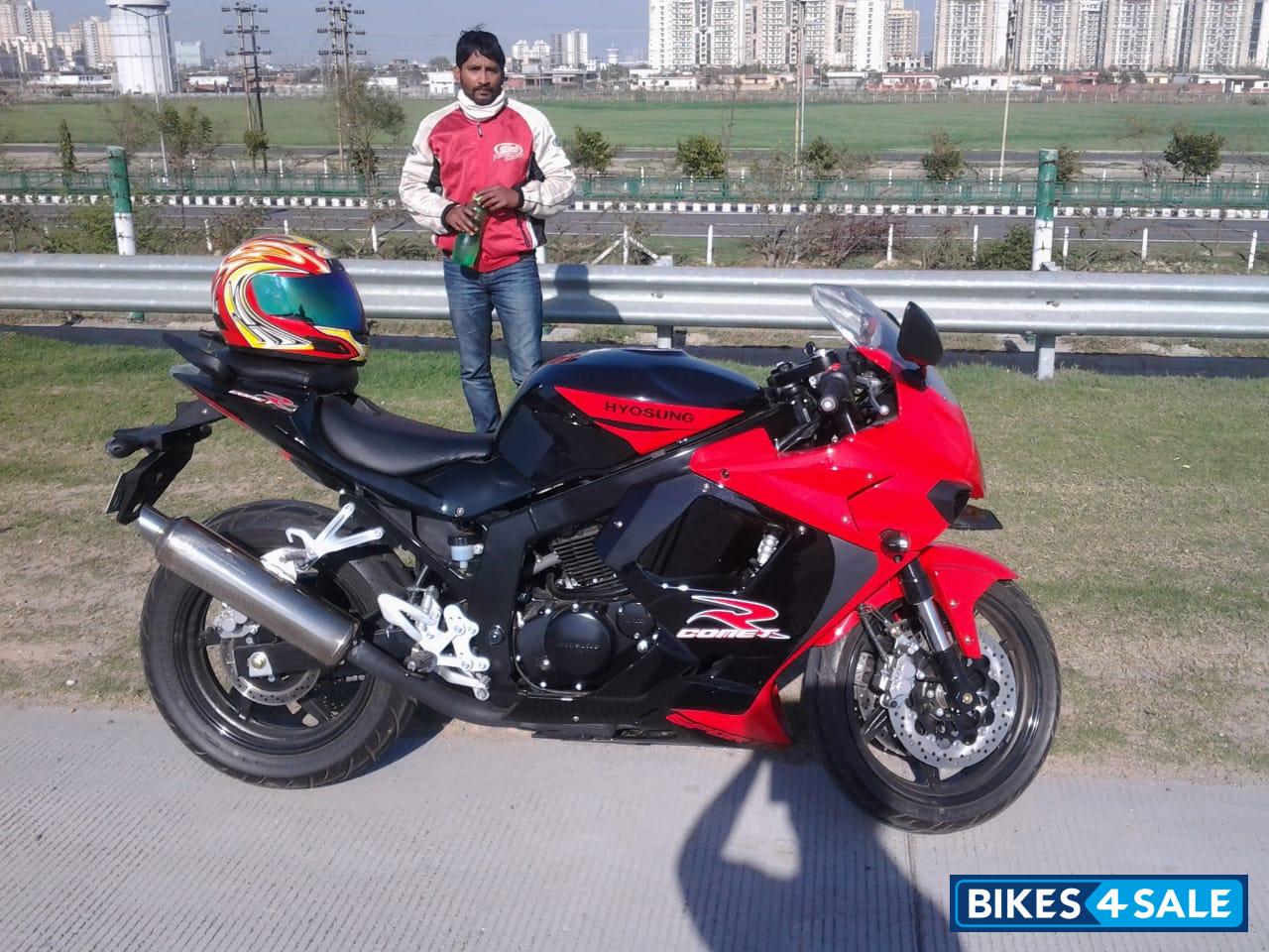 Black Red Hyosung GT250R Black Red Hyosung GT250R