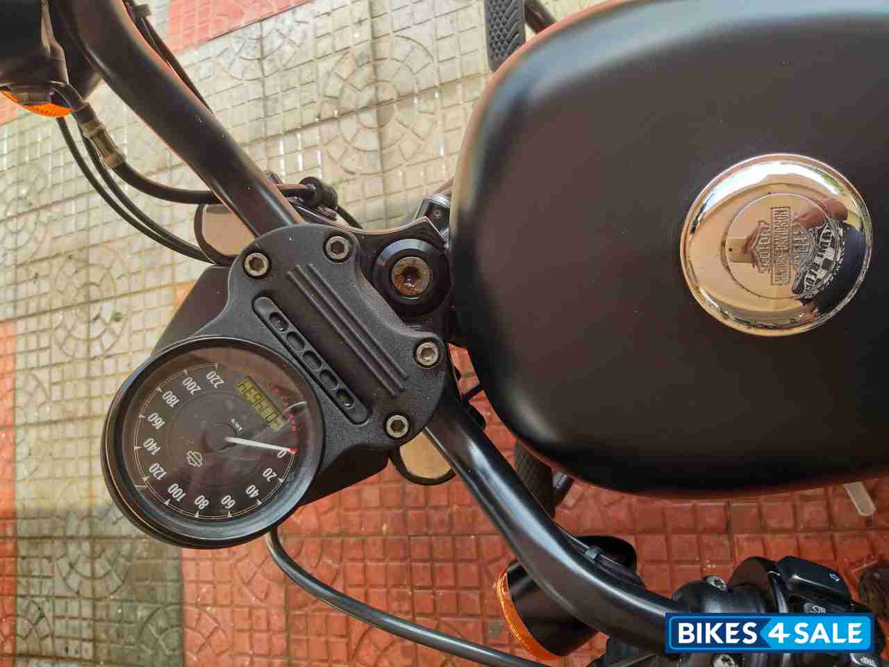 Matt Black Harley Davidson Iron 883