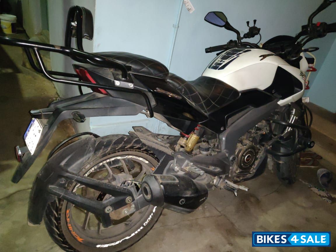 White Bajaj Dominar 400