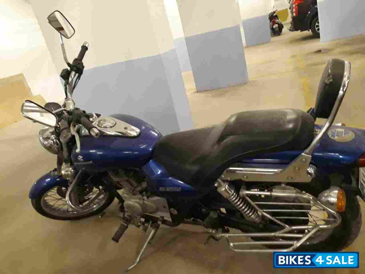 Blue Bajaj Avenger 220 DTS-i