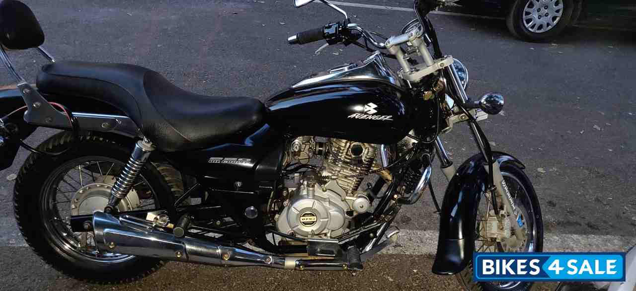 Black Bajaj Avenger 220 DTS-i