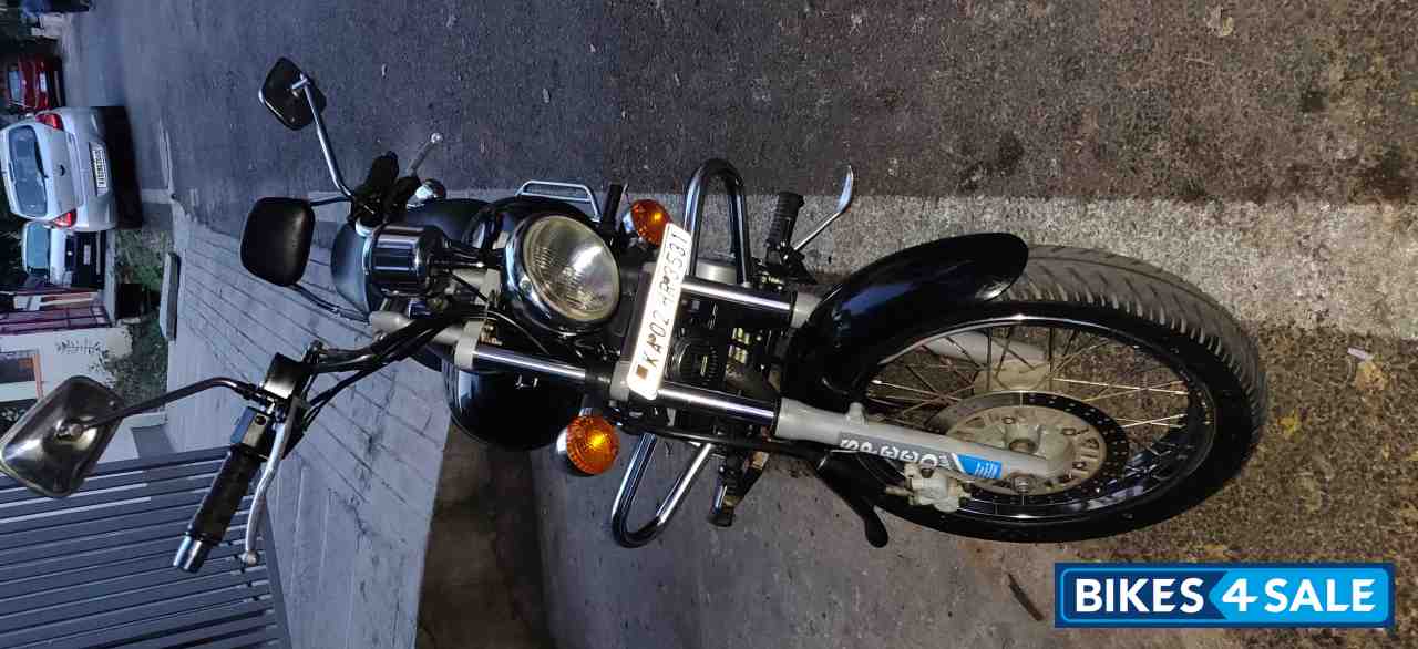 Black Bajaj Avenger 220 DTS-i Black Bajaj Avenger 220 DTS-i