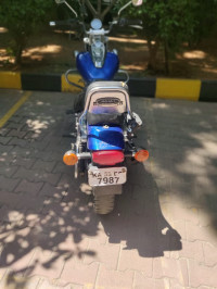 Blue Bajaj Avenger 200 DTS-i