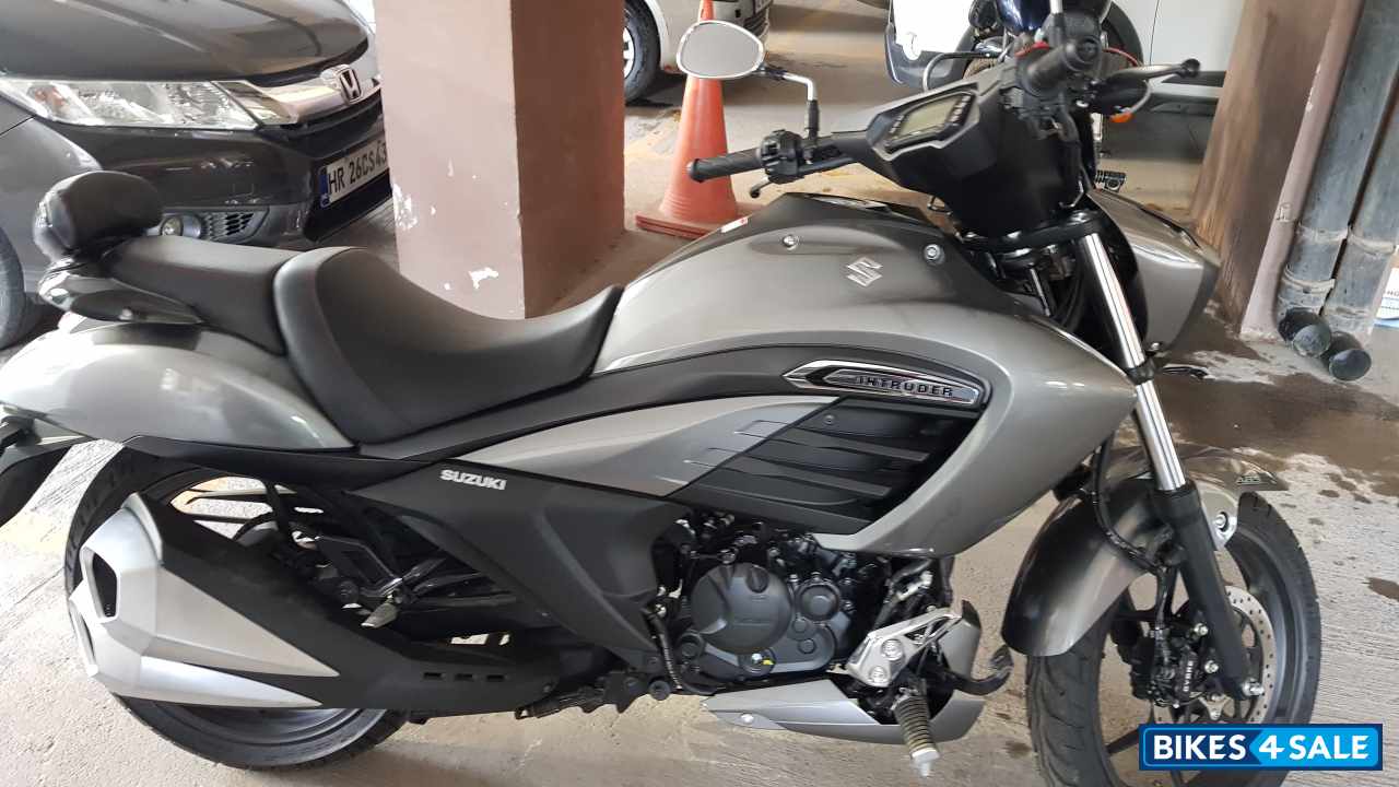 Metallic Grey & Black Suzuki Intruder 150 FI