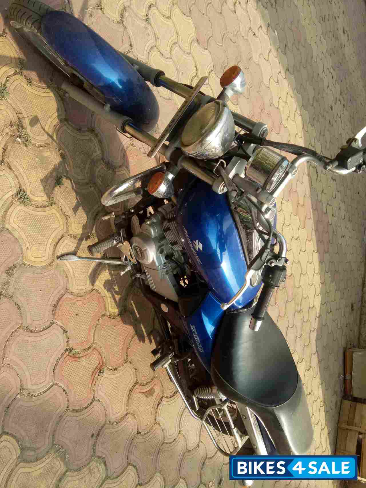 Blue Bajaj Avenger 220 DTS-i