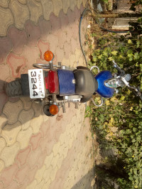 Blue Bajaj Avenger 220 DTS-i