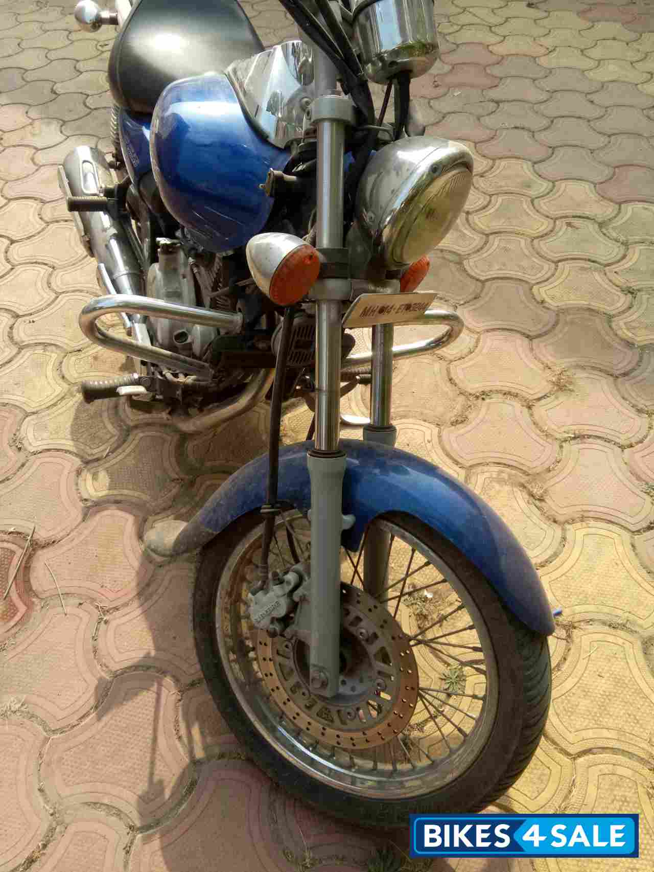 Blue Bajaj Avenger 220 DTS-i