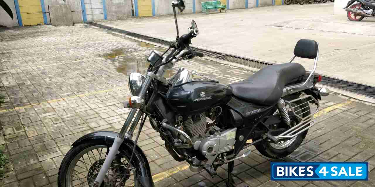 Black Bajaj Avenger 220 DTS-i