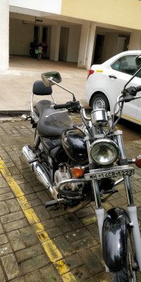 Black Bajaj Avenger 220 DTS-i