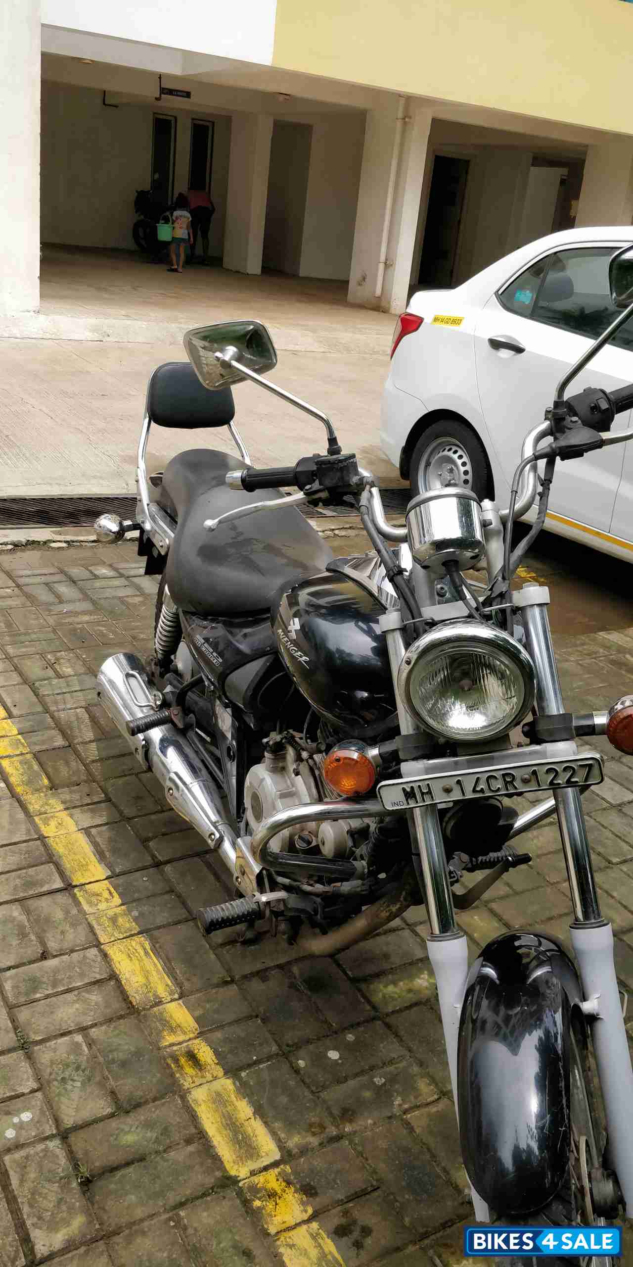 Black Bajaj Avenger 220 DTS-i