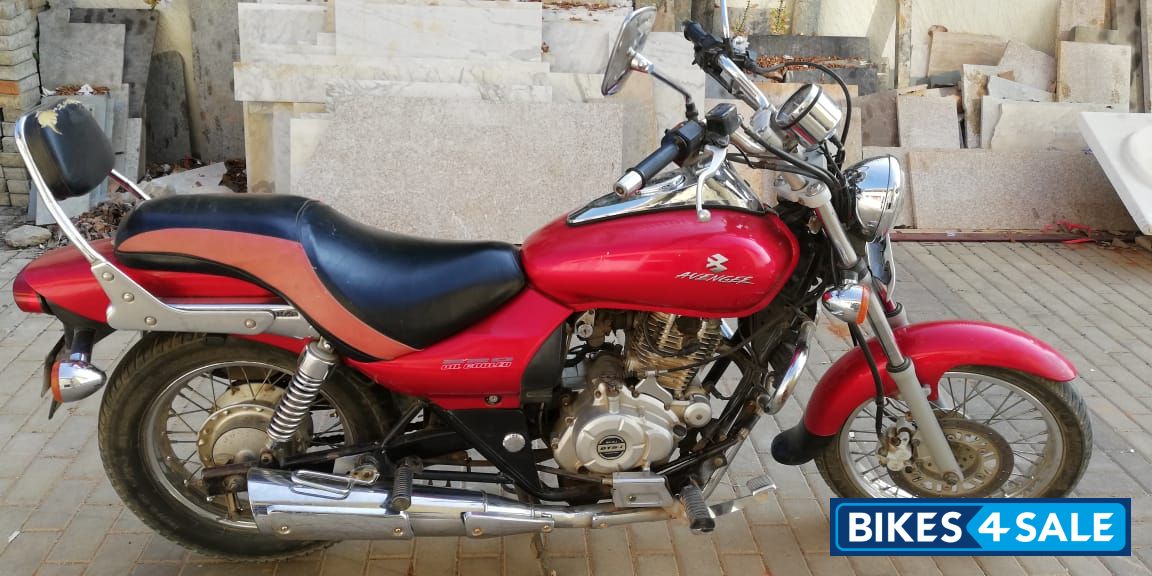 Red Bajaj Avenger 220 DTS-i
