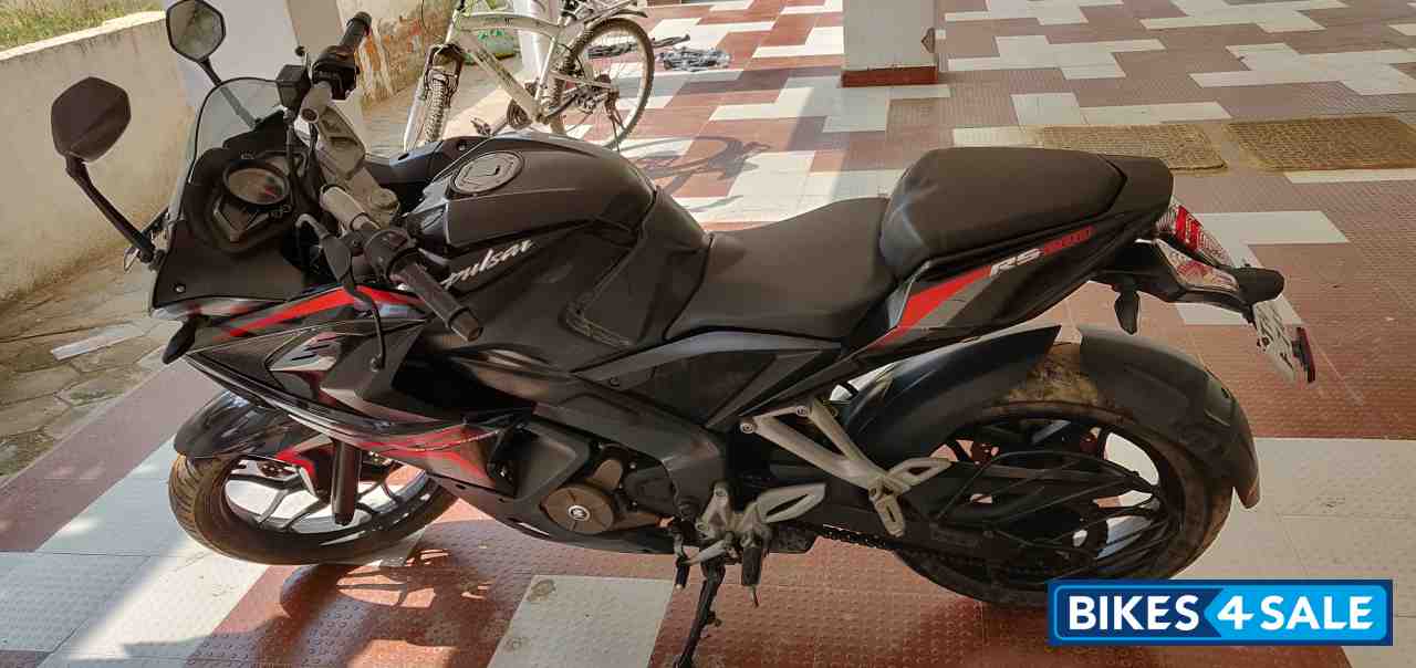 Black Bajaj Pulsar RS 200