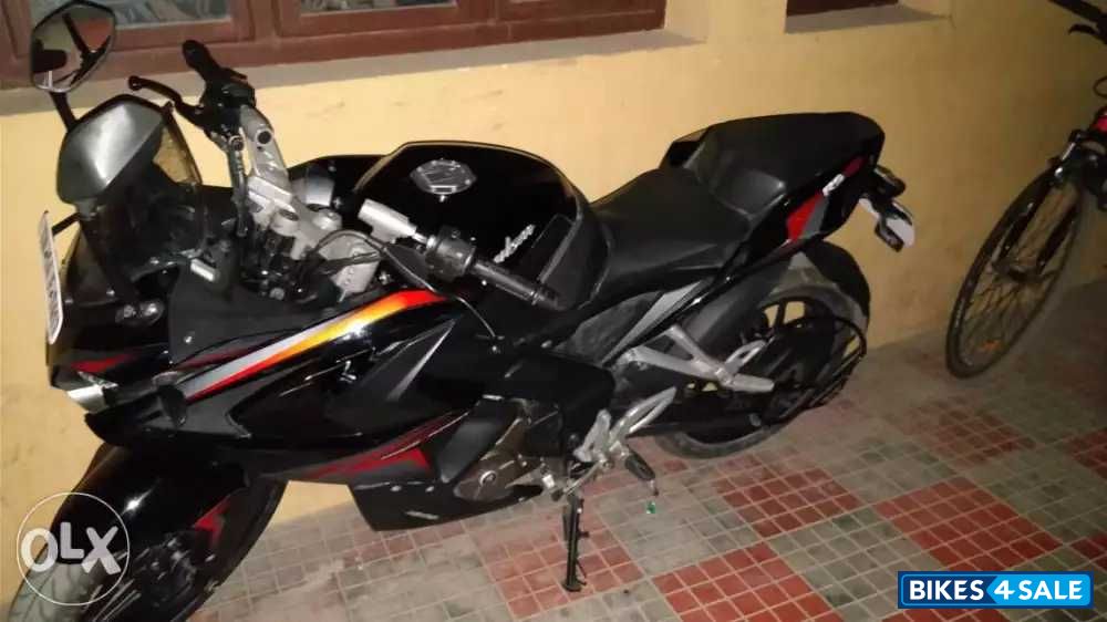 Black Bajaj Pulsar RS 200