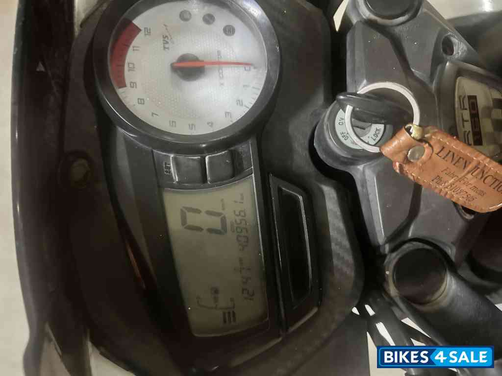 White TVS Apache RTR 160