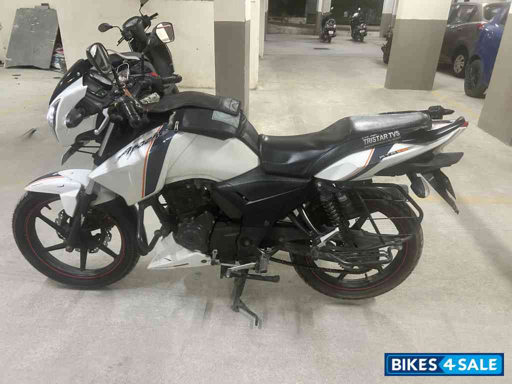 White TVS Apache RTR 160