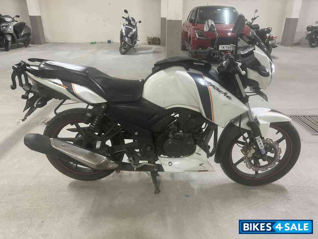 White TVS Apache RTR 160