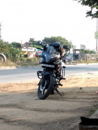 Black Bajaj Pulsar 220 DTSFi