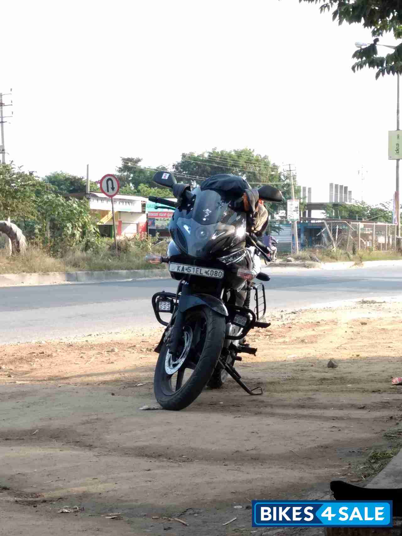 Black Bajaj Pulsar 220 DTSFi