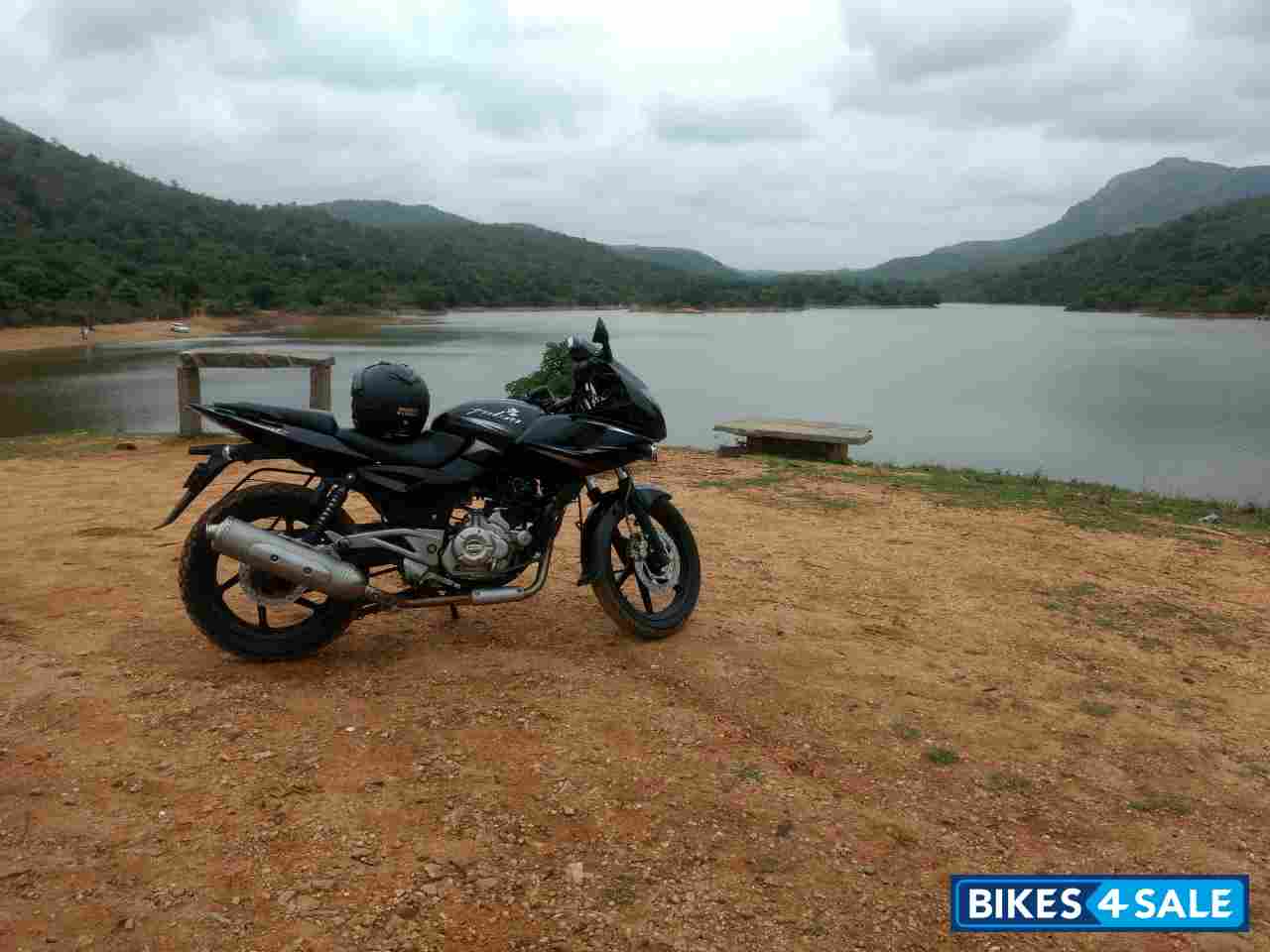 Black Bajaj Pulsar 220 DTSFi