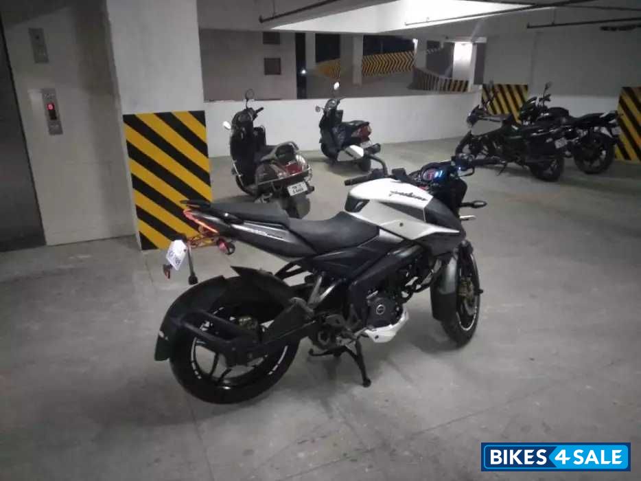 White Bajaj Pulsar 200 NS White Bajaj Pulsar 200 NS