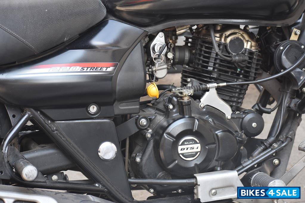 Black Bajaj Avenger Street 220 Black Bajaj Avenger Street 220