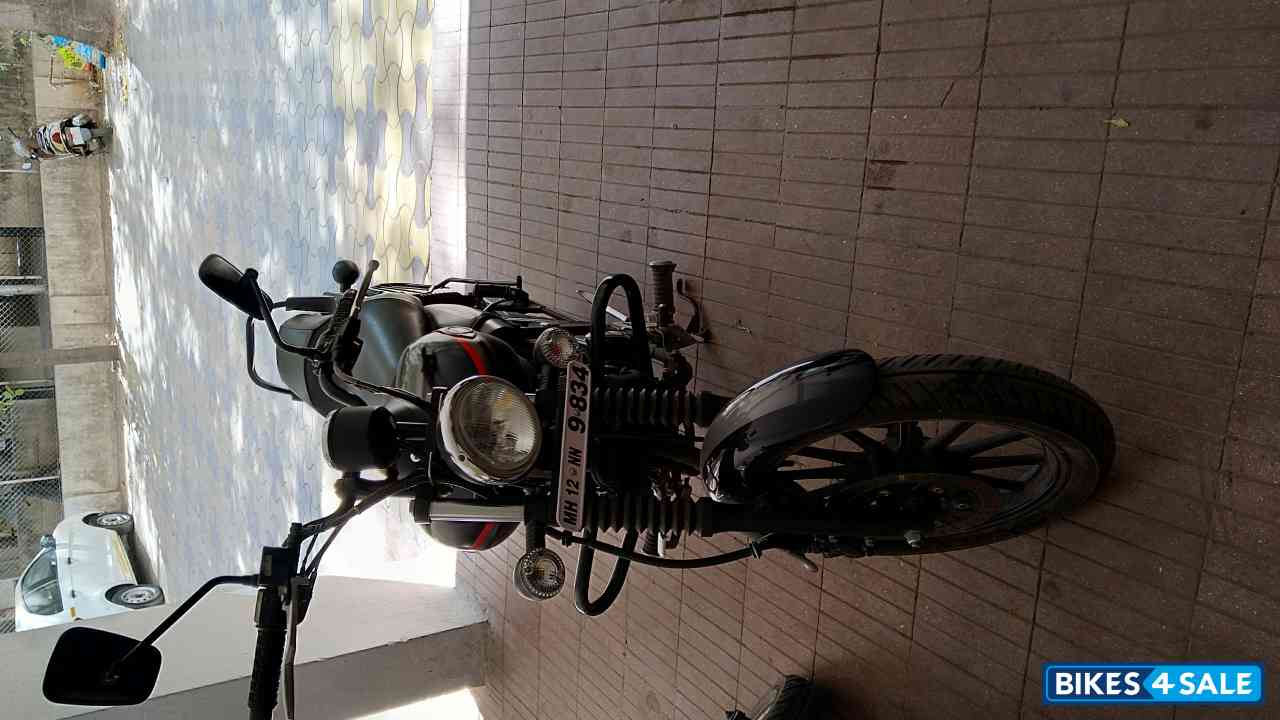 Black Bajaj Avenger Street 220 Black Bajaj Avenger Street 220