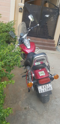 Red Bajaj Avenger 220 DTS-i