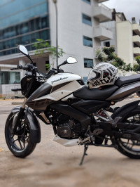 White Bajaj Pulsar 200 NS