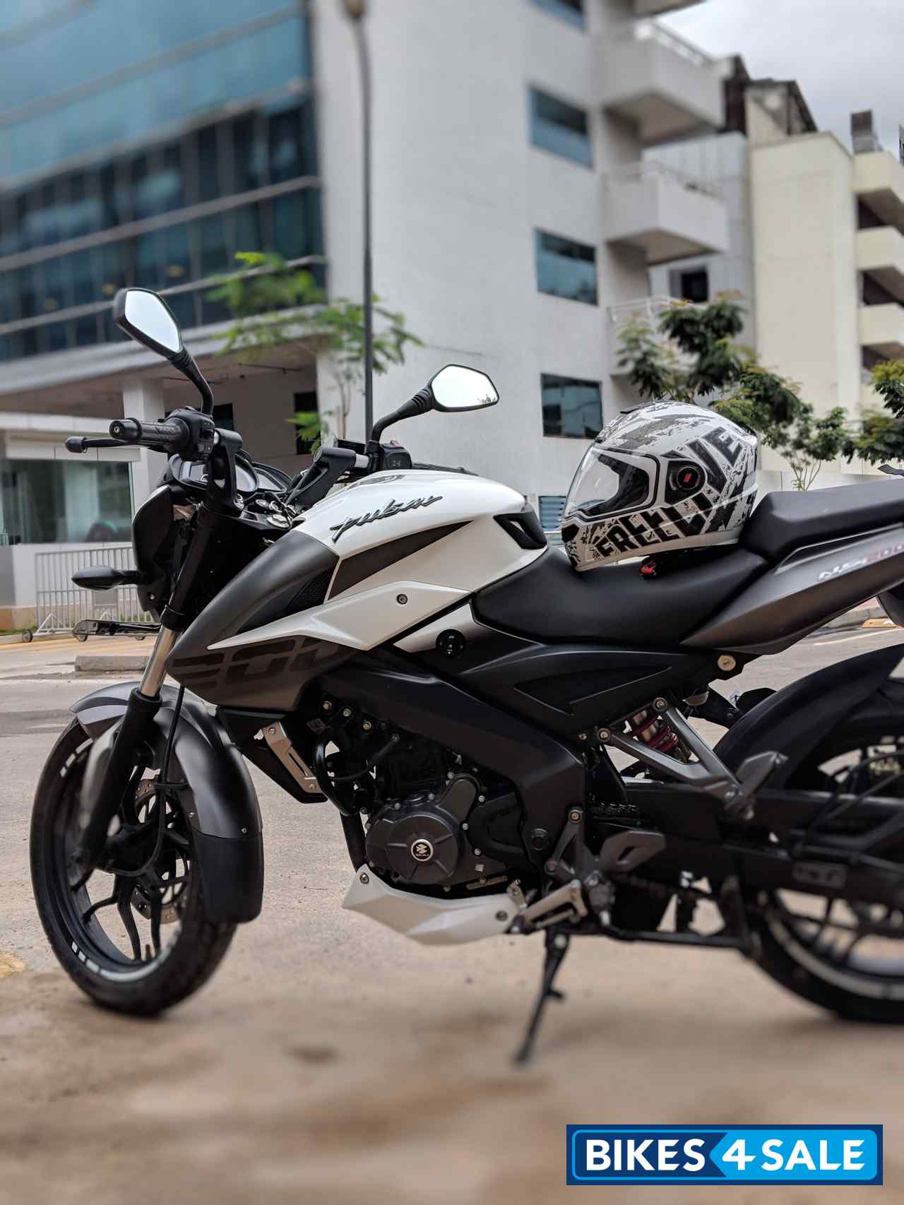 White Bajaj Pulsar 200 NS