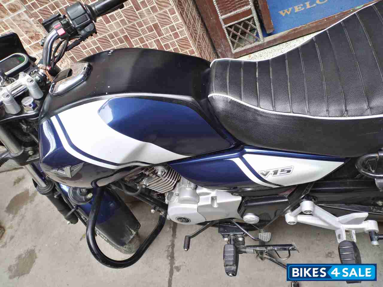 Dark Montego Bl Bajaj V15