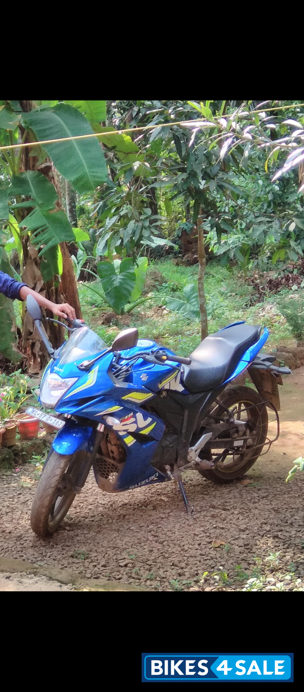 Blue Suzuki Gixxer SF