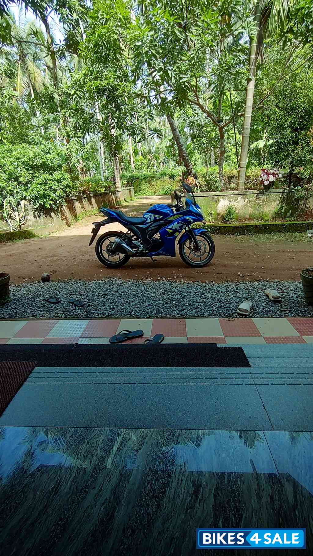 Blue Suzuki Gixxer SF