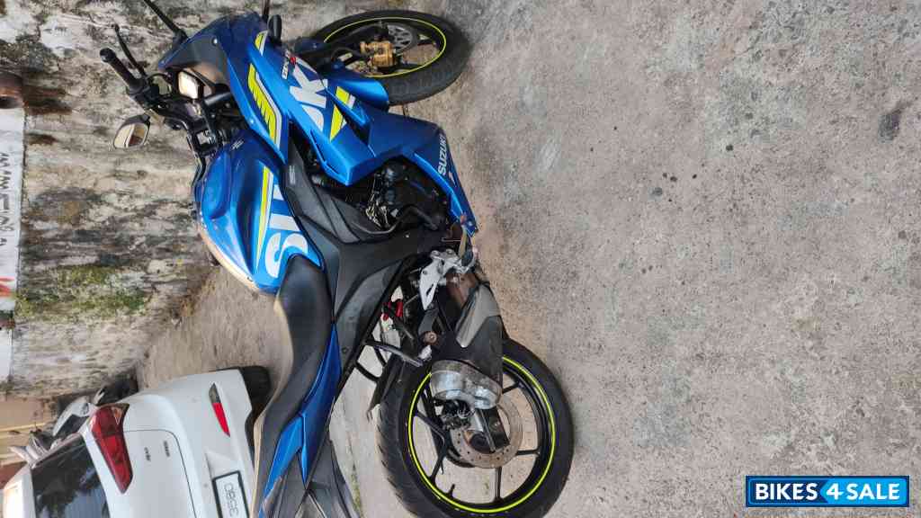 Blue Suzuki Gixxer SF