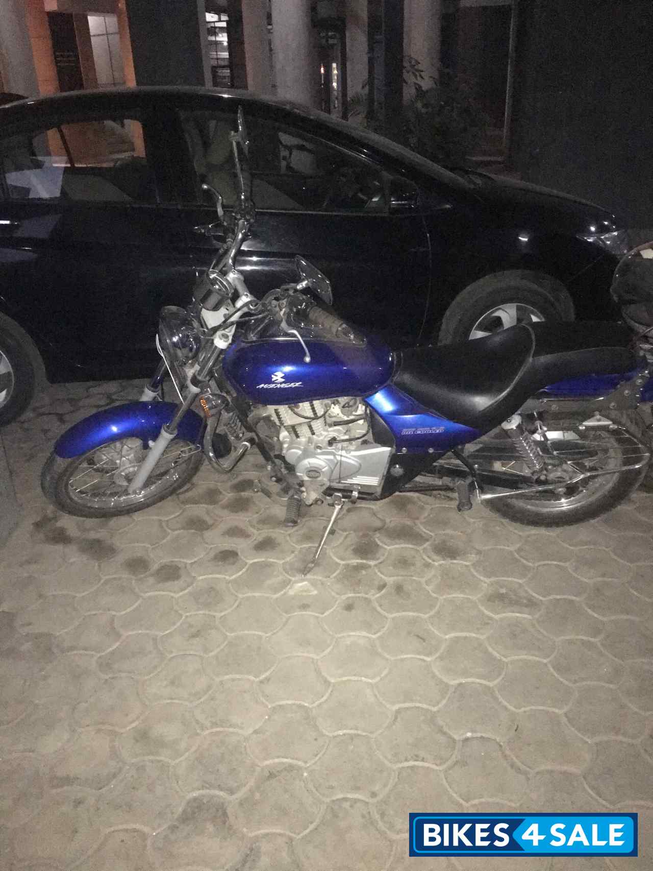 Blue Bajaj Avenger 220 DTS-i