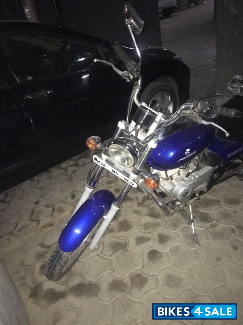 Blue Bajaj Avenger 220 DTS-i