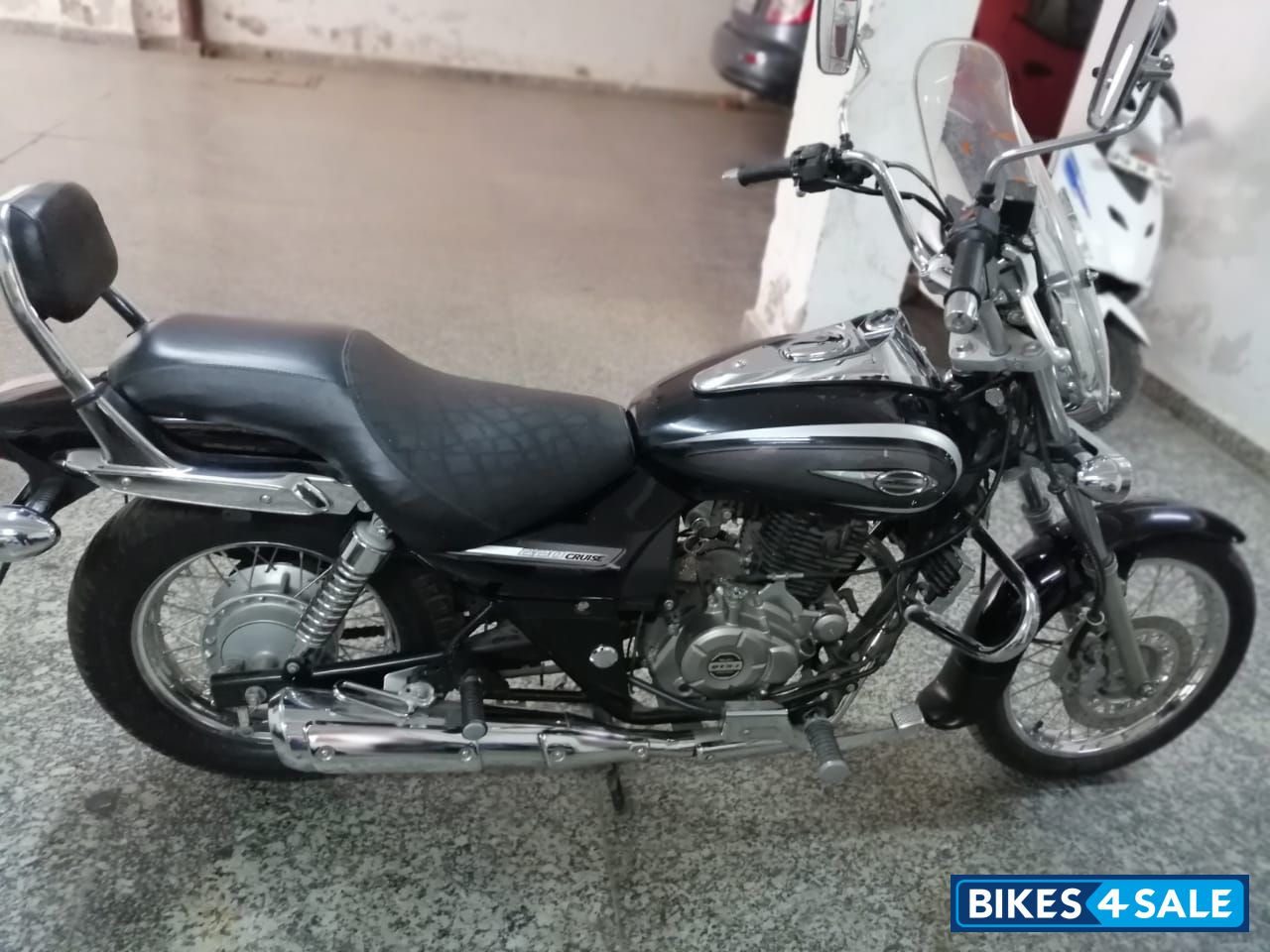 Black Bajaj Avenger Cruise 220