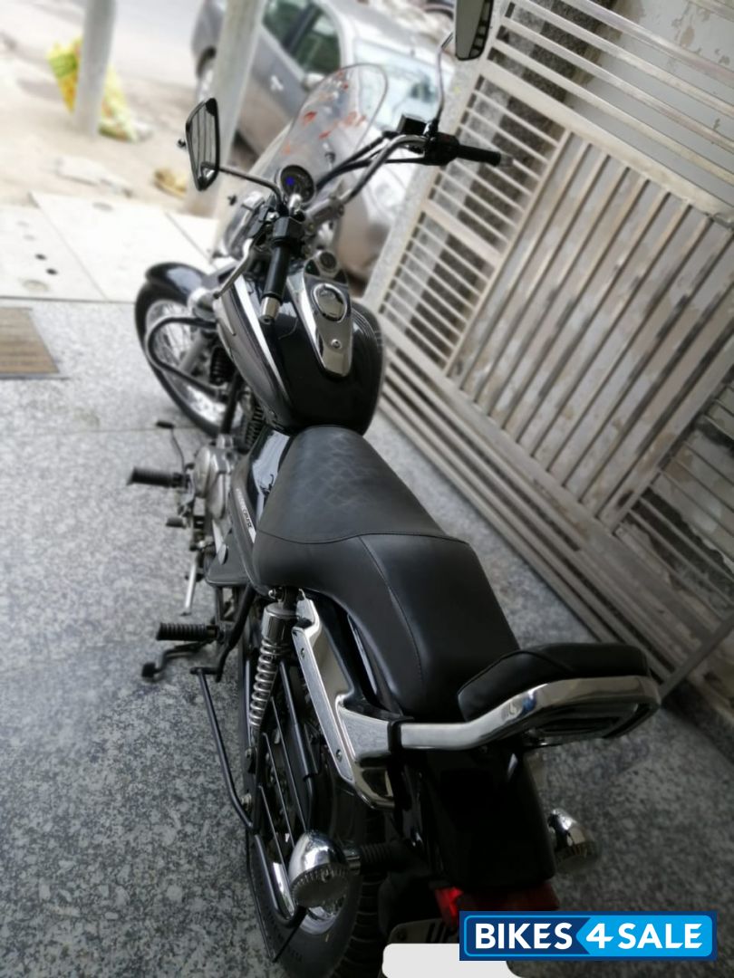 Black Bajaj Avenger Cruise 220