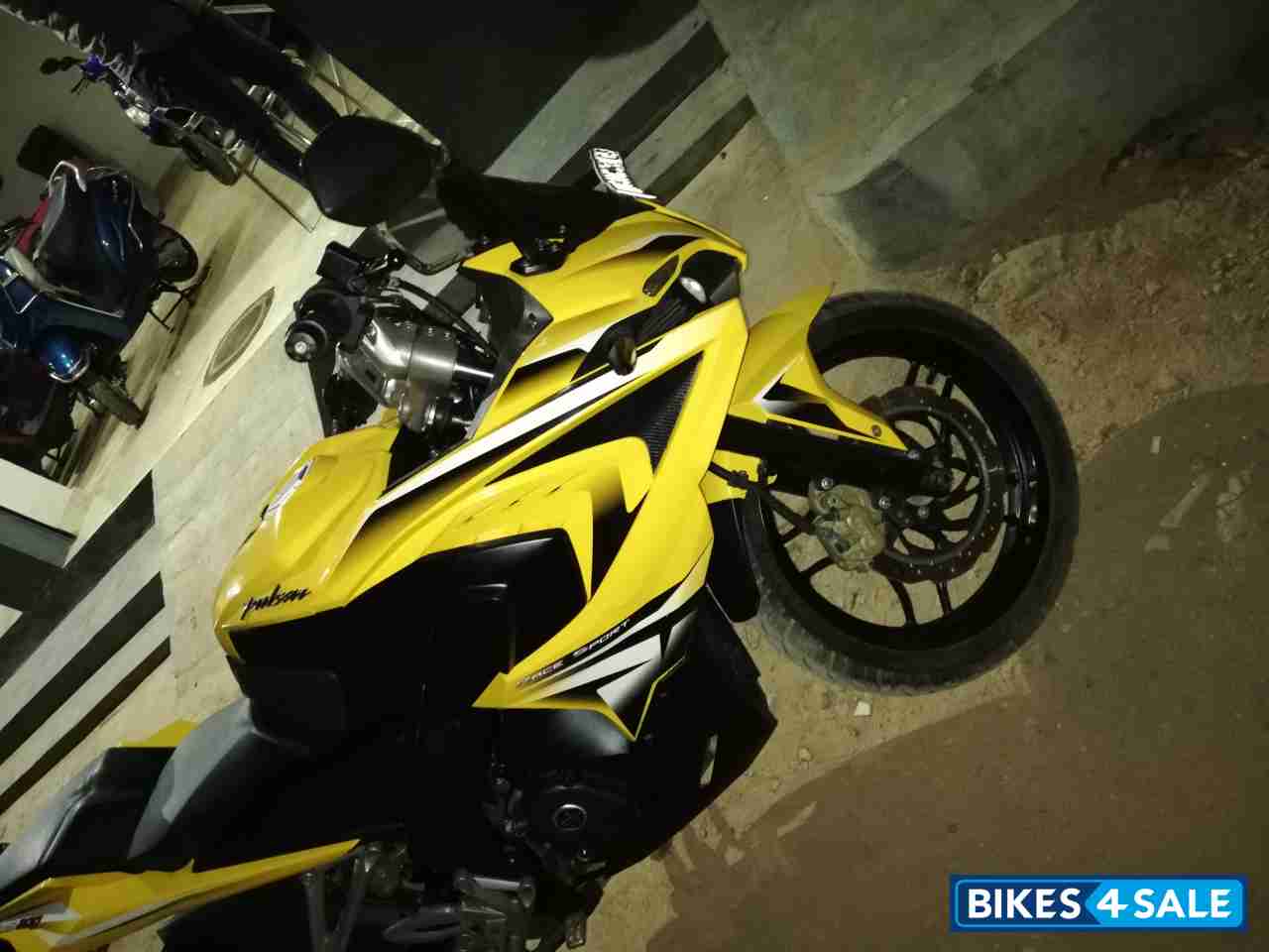 Bajaj Pulsar RS 200