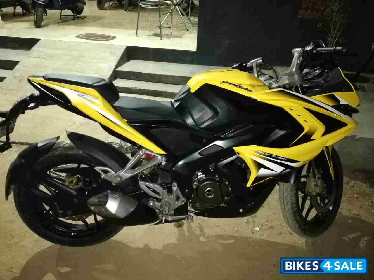 Bajaj Pulsar RS 200