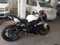 Crystal White Triumph Street Triple