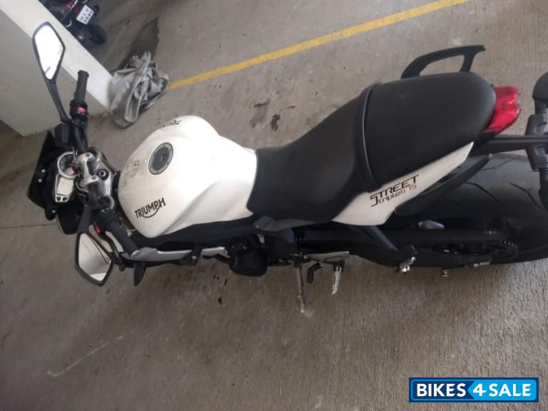 Crystal White Triumph Street Triple