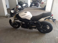 Crystal White Triumph Street Triple